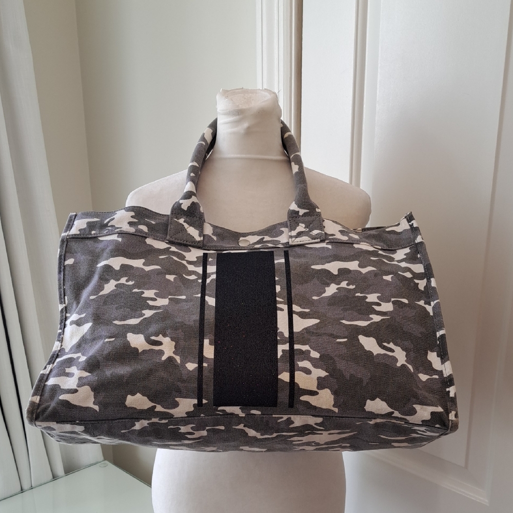 NWOT Quilted Koala Women East West Camo Print Travel Tote Plastic Lining/Pockets